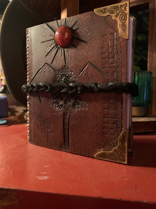 Handcrafted Nature Themed Leather Journal – 400 Pages